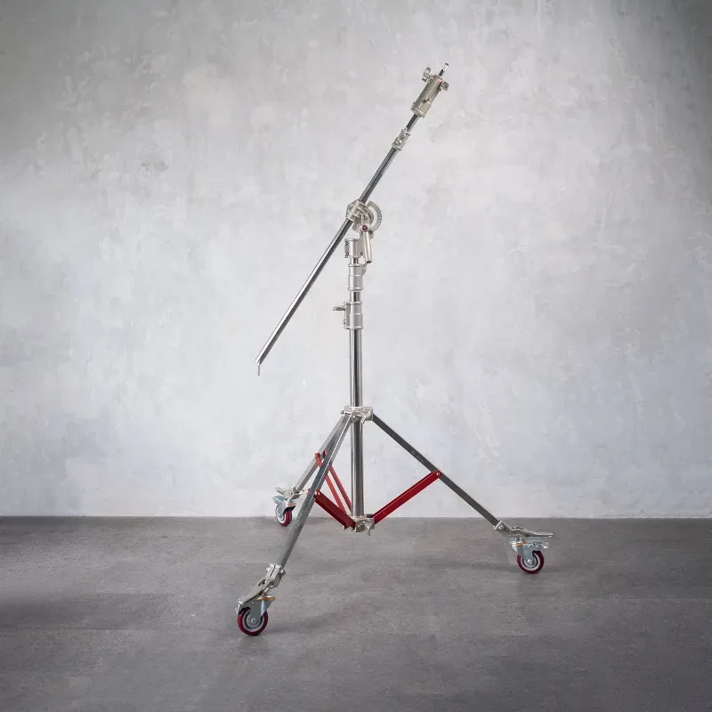 Light stand boom krom dengan tiang teleskopik, lengan boom bersendi, palang penyeimbang merah, dan kaki tripod beroda.